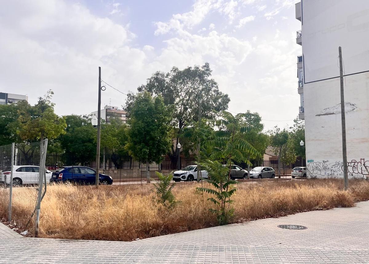 Solar situado entre colegio Mariano Beinllure y parking frente a El Corte Inglés.
