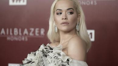 Rita Ora se queda fría en Ibiza con un bañador tie-dye de Dior