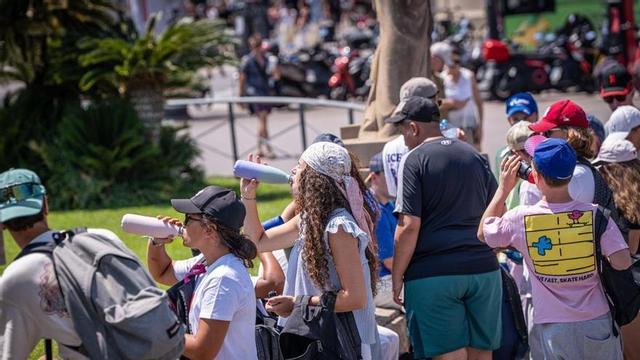 Turistes en plena onada de calor, al centre de Barcelona