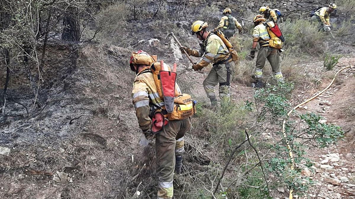 Bomberos forestales realizan labores de extinción y control del fuego de Azuébar. | GVA