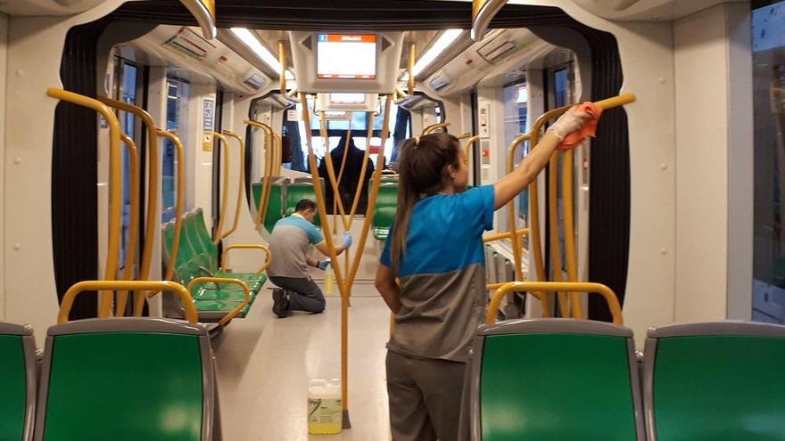 Operarios durante las labores de desinfección en uno de los vagones de Metro Málaga.