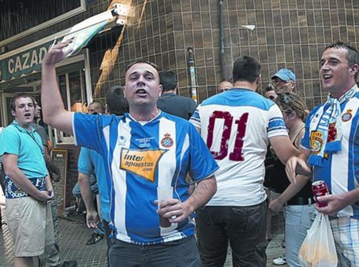 Aficionats de l’Espanyol, davant d’un dels bars de l’entorn del camp, diumenge passat. Aficionats de l’Espanyol, davant d’un dels bars de l’entorn del camp, diumenge passat.