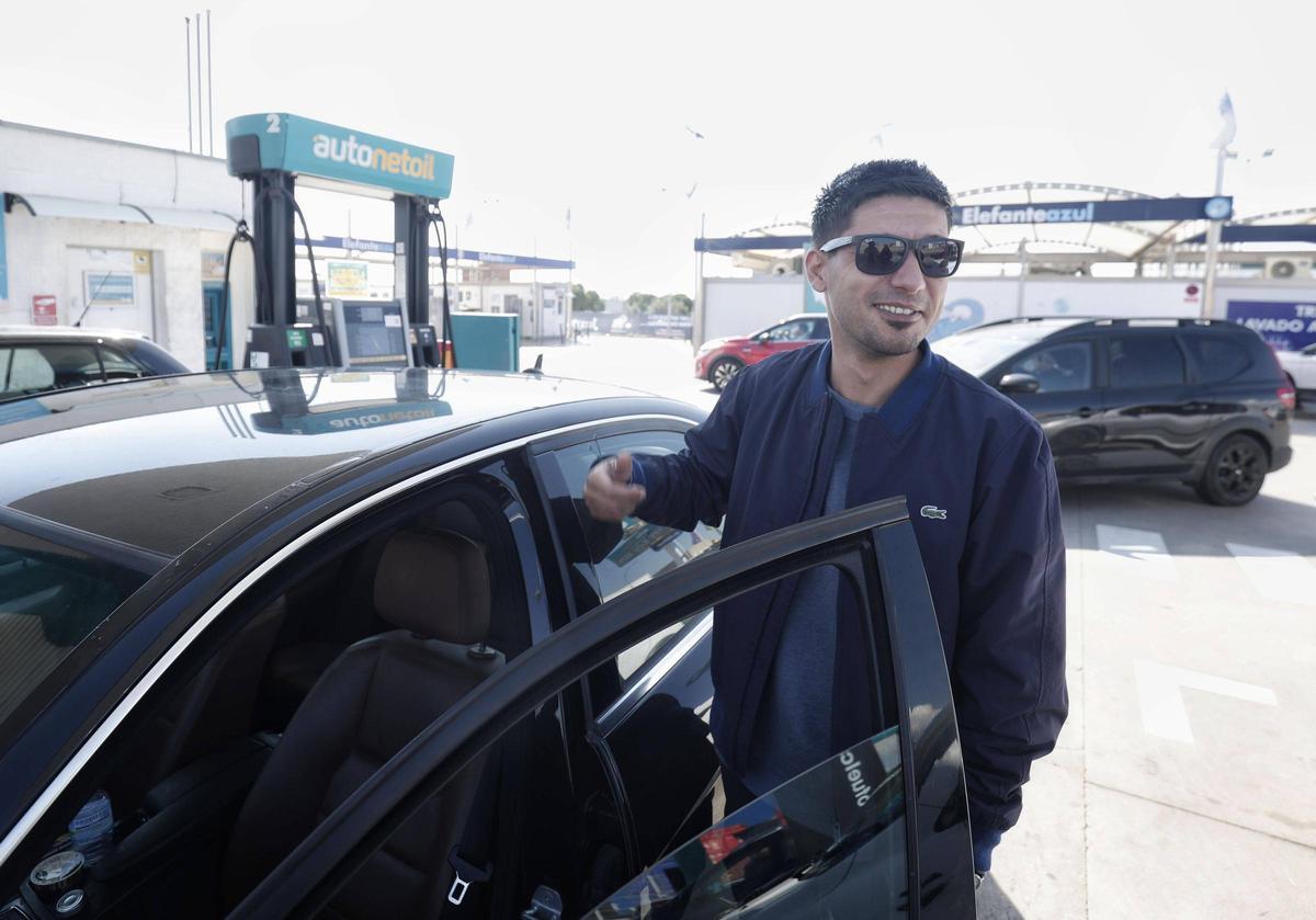 Manu García reposta en la gasolinera junto a Ikea el primer día de rebajas en el precio de los carburantes.