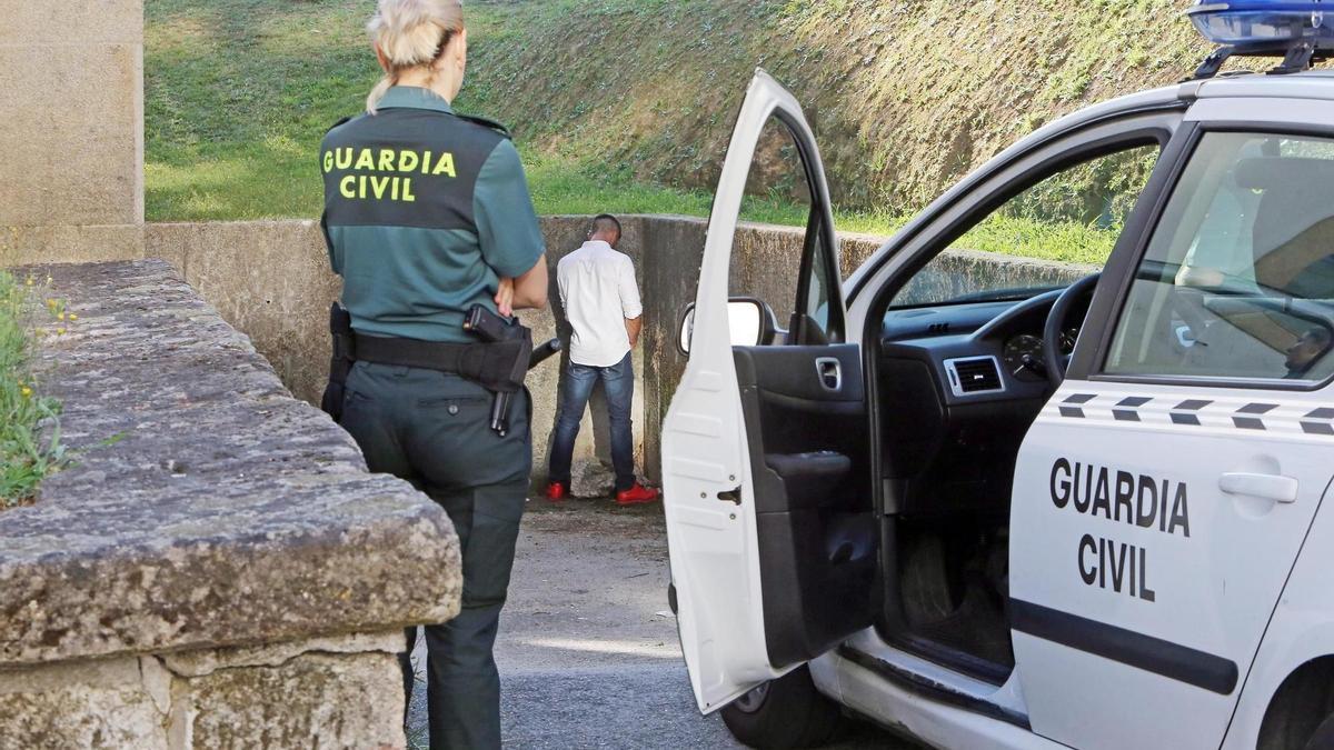 Una agente de la Guardia Civil se dispone a imponer una sanción por orinar en la calle.