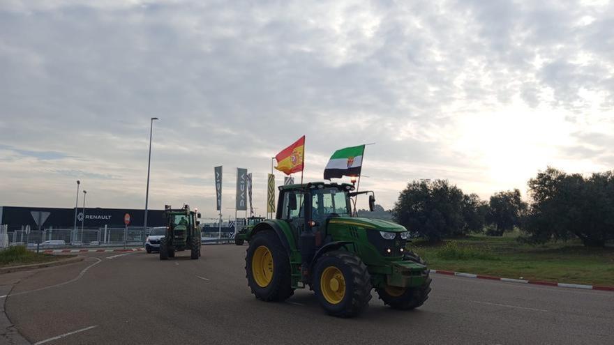 Protesta de tractores en Badajoz, a la altura del parque comercial de Ronda Norte