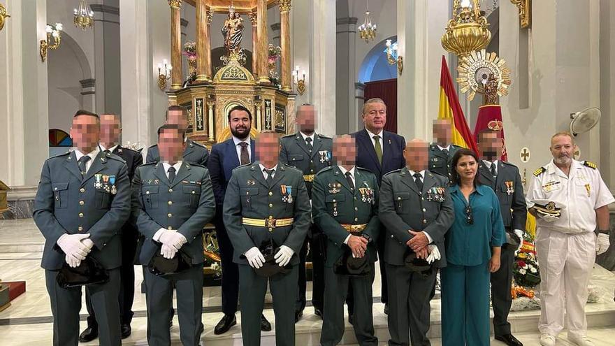 Se cuela en una foto oficial de la Guardia Civil en La Unión vestido de capitán de navío