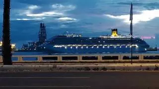 Amanecer en el Puerto de Las Palmas de Gran Canaria: un crucero y las luces del alba