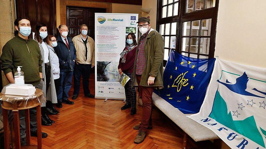 Por la izquierda, Mauro Sana, María Fernández, María Luisa Alonso, Tomás Emilio Díaz, Carlos Nores, Pilar García y Antonio Torralba, ayer, durante la presentación de la exposición &quot;Life Fluvial&quot; en el RIDEA.