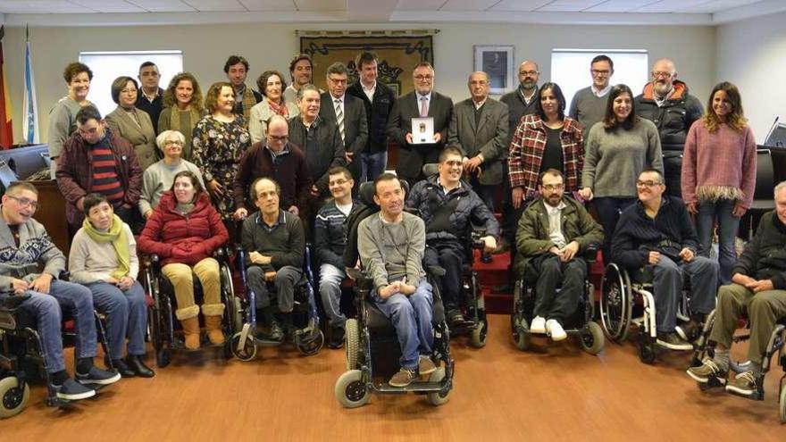 Usuarios y familiares de Aspace, junto con directivos y miembros de la Corporación local de Sada, ayer tras recibir la medalla de oro.