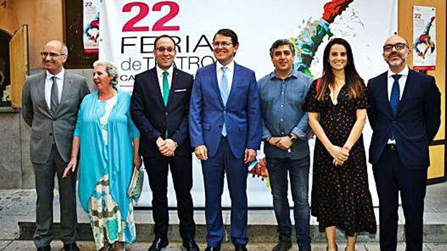 El presidente Fernández Mañueco, cuarto por la izquierda, inaugura la Feria de Teatro en Ciudad Rodrigo.