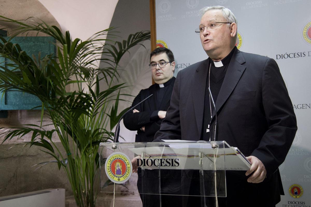 Gil José Sáez y Lorca Planes, este lunes, protocolo en mano en el Palacio Episcopal.