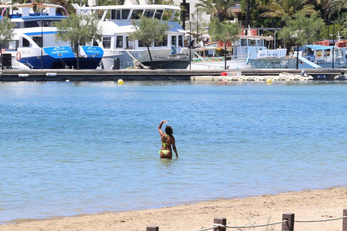 Galería: cerrada una playa de Ibiza tras detectarse un vertido de aguas residuales provocado por la rotura de una tubería