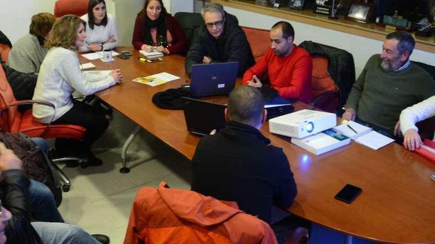 Reunión, la pasada semana, del gobierno local con los colectivos que integran la Plataforma Proauditorio. // Gonzalo Núñez