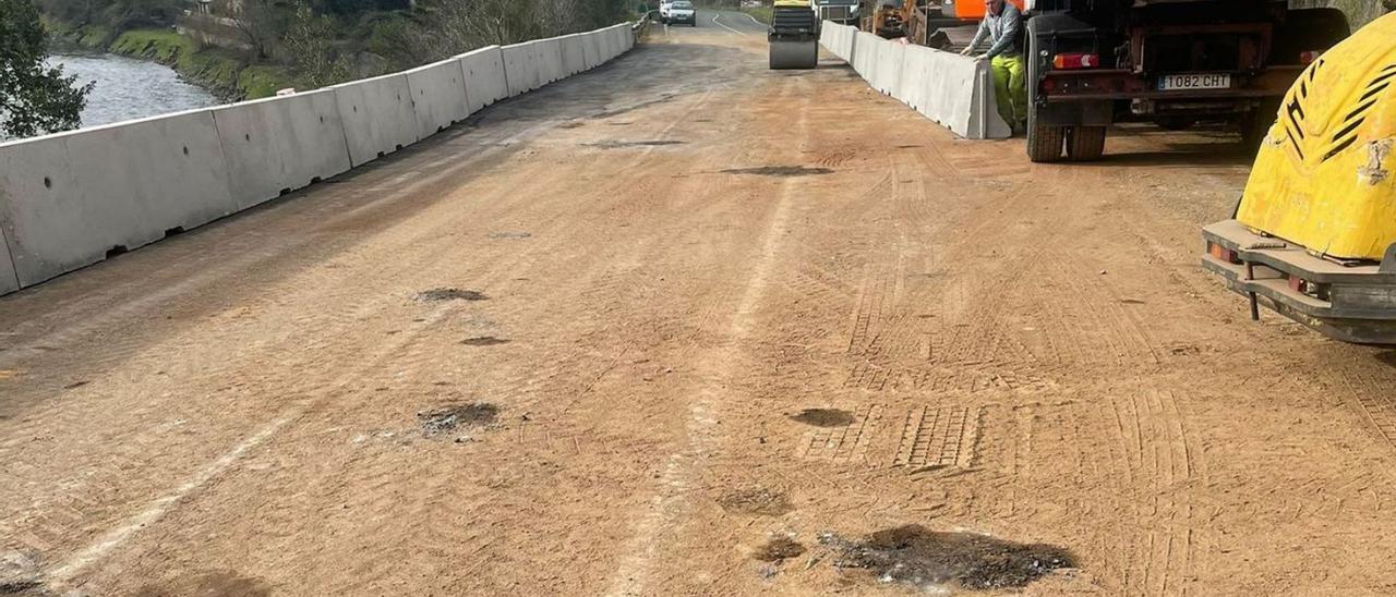 El tramo en obras del corredor del Narcea, con un carril ya operativo. | R. A. M. S.