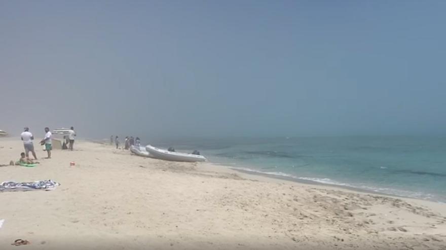 Un banco de niebla sorprende a los bañistas este mediodía en Formentera