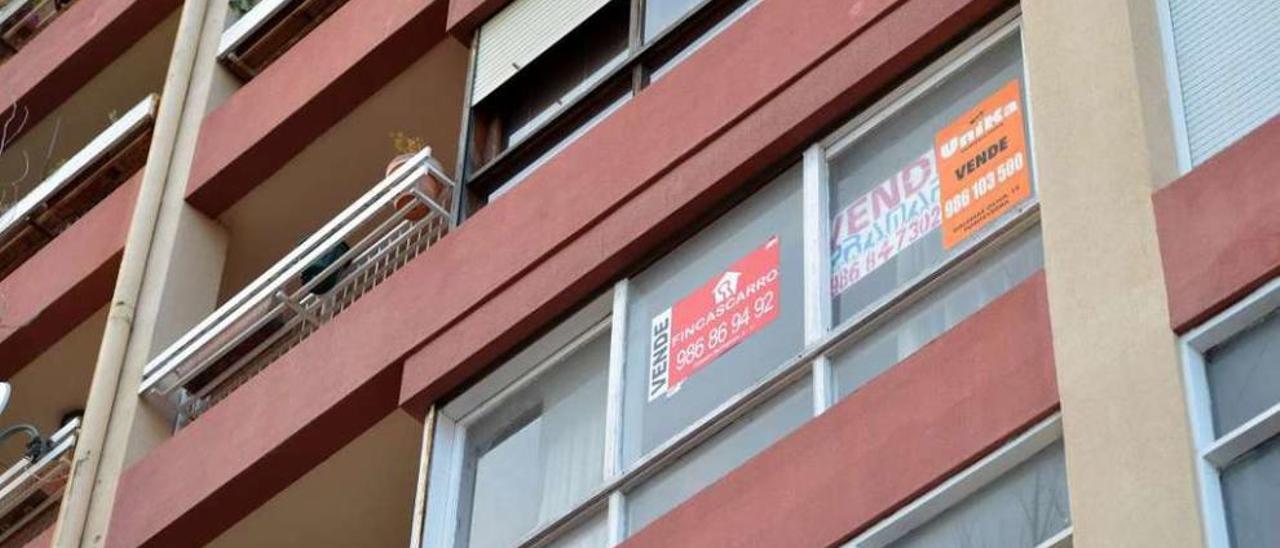 Carteles que anuncian un piso en venta. // G Santos