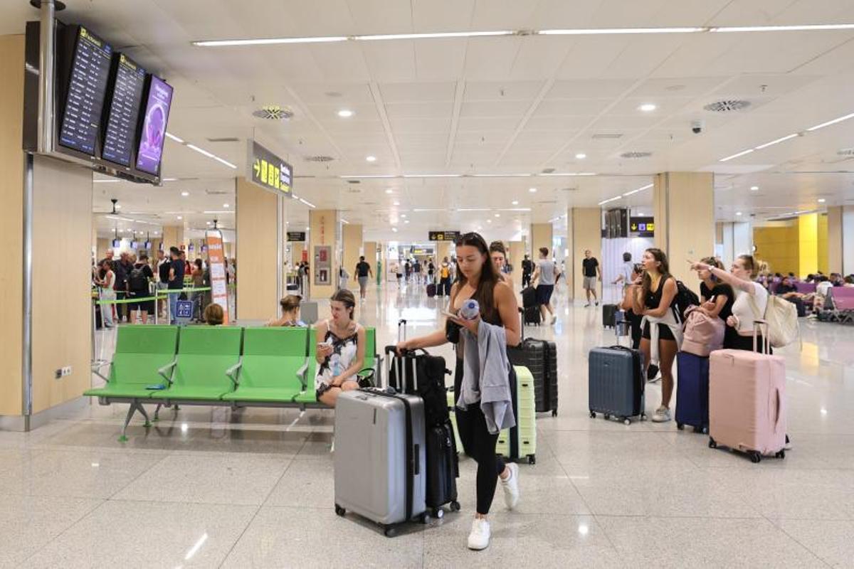 Aeropuerto de Ibiza: la solución de quien huye y el problema de quien llega