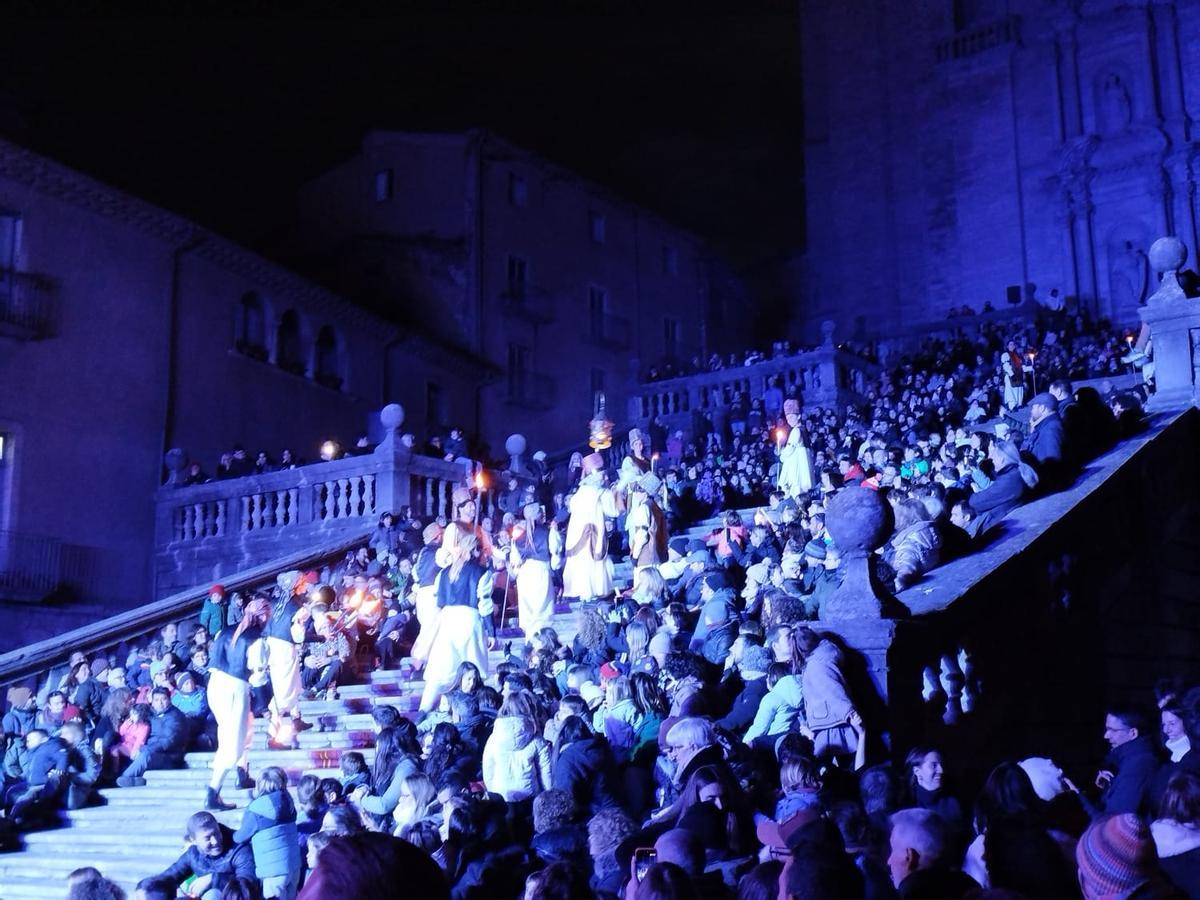 Les fotos de l'encesa de l’Estel d’Orient a la façana de la Catedral de Girona