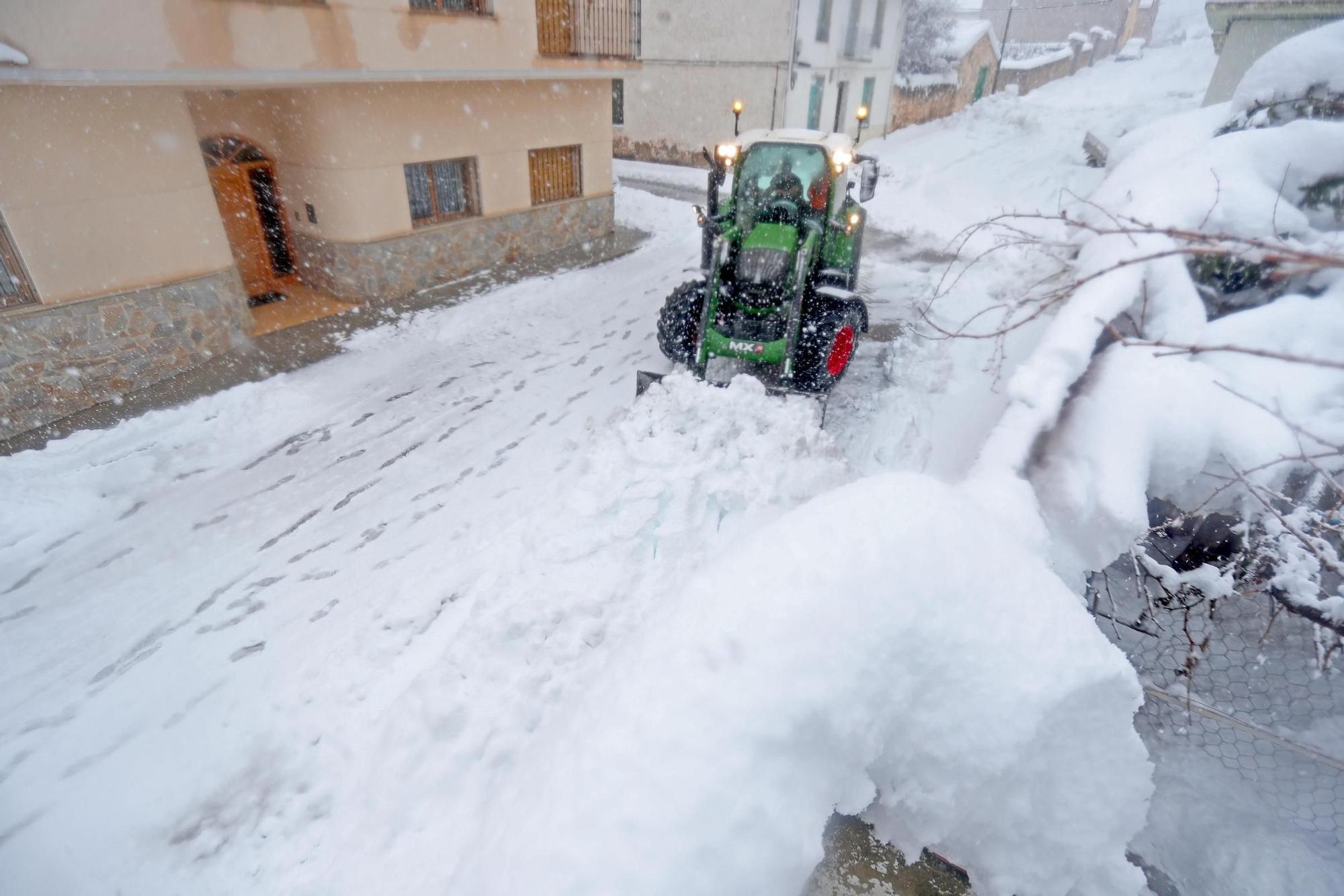 La nieve impide salir de casa en los pueblos del interior de la C. Valenciana