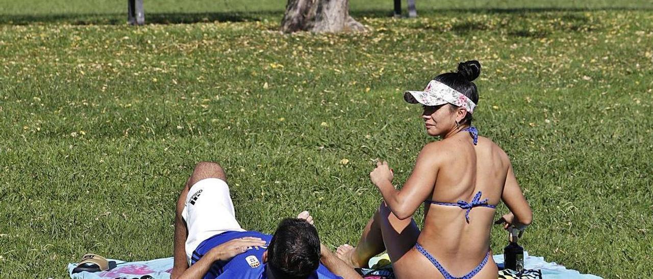 Una pareja tomando el sol en el entorno de San Julián de los Prados, en Oviedo.