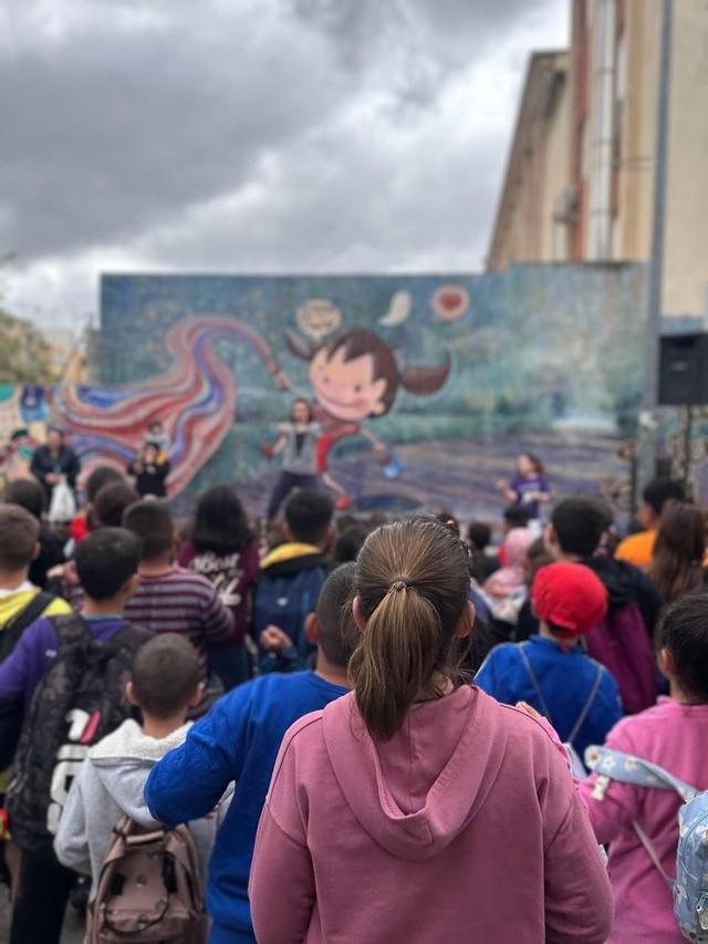 Imagen de archivo de una actividad de participación de las familias en el CEIP Víctor Oroval de Carcaixent.