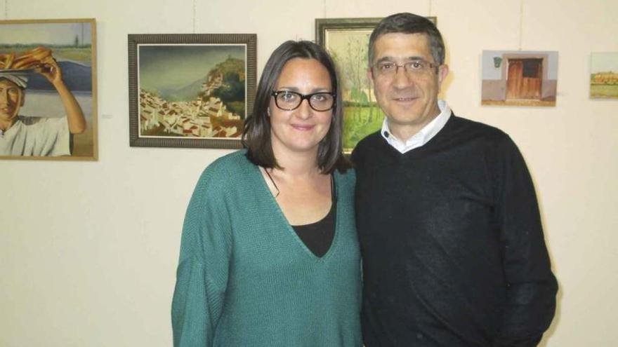 La socialista Julia Arias, de Villaralbo, posa con Patxi López.