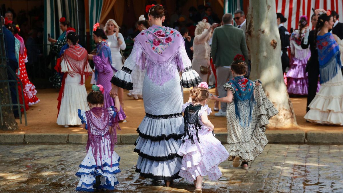 Mujeres vestidas de flamenca pasean por el Real de la Feria de Abril de Sevilla. A 07 de mayo de 2025, en Sevilla (Andalucía, España). Ambiente en el Real de la Feria de Abril de Sevilla. 07 MAYO 2025 Rocío Ruz / Europa Press 07/05/2025. Rocío Ruz;category_code_new;