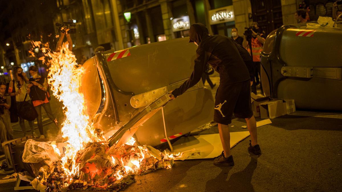 Jóvenes encapuchados queman contenedores tras la marcha por el 1-O en Barcelona