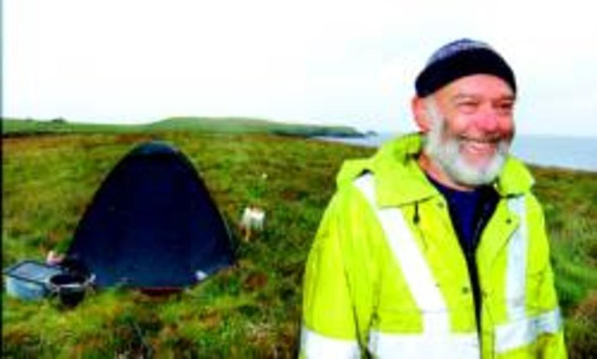 MICROPAÏSOS. Stuart Hill, el capità Calamitat, a l’illa de Forvik, en una imatge del 17 de juny passat.