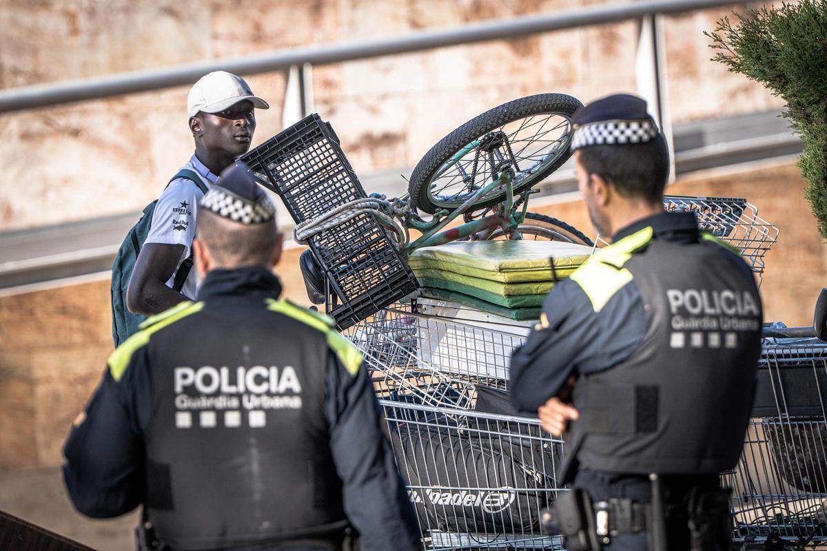 Barcelona desaloja a una treintena de personas sin hogar del parque Joan Miró