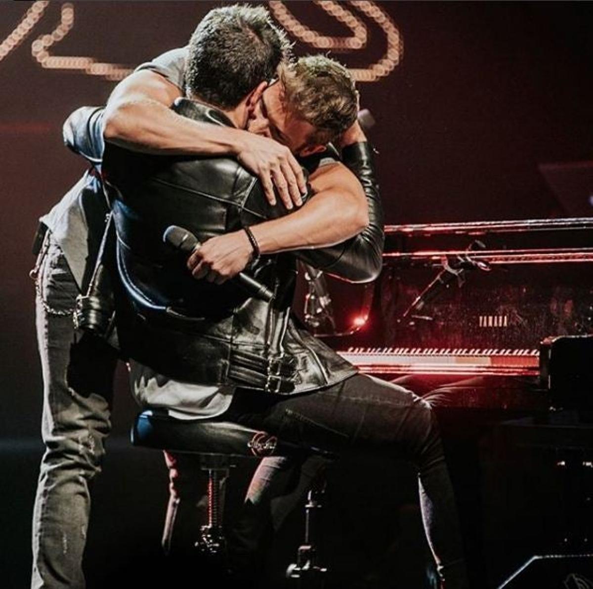 Pablo López y PAblo Alborán se abrazan en el Teatro Real