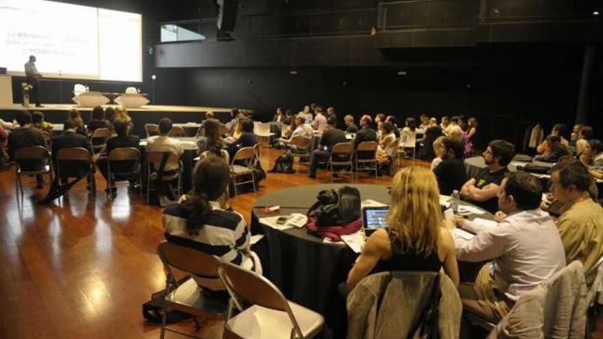 Varios asistentes escuchan una de las ponencias del congreso celebrado en ExpoCoruña. / víctor echave