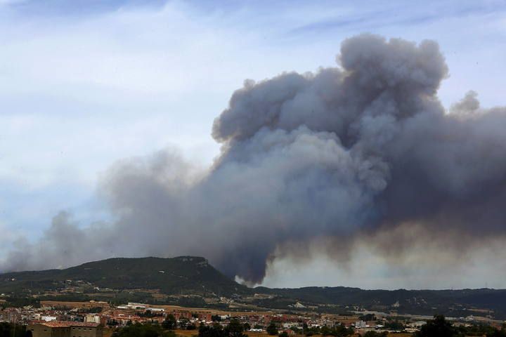 M?S DE 80 DOTACIONES TRABAJAN EN UN INCENDIO EN ?DENA, QUE EST? INCONTROLADO