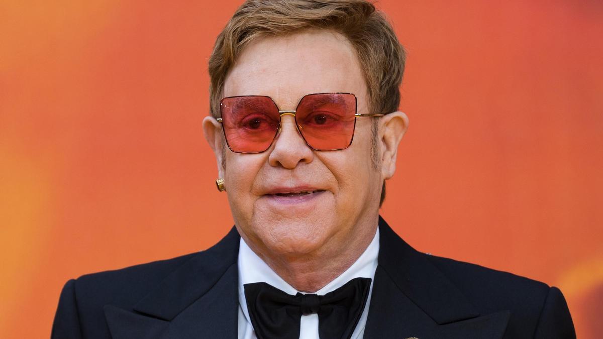 El músico británico Sir Elton John posa sobre una alfombra roja.