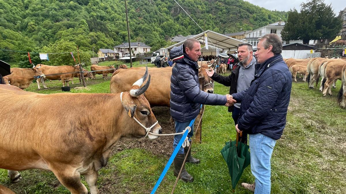 El concejal Ángel Menéndez y Marcelino Marcos en la feria de Gedrez.