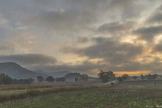 Albada. Començava a fer-se clar, a poc a poc s’alçava la boira i, al fons, tímidament es veia la claror del sol que ens anunciava un nou dia.