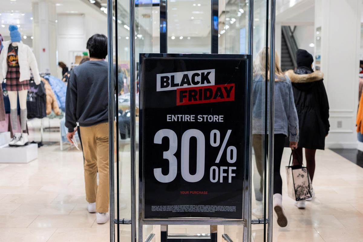 Descuentos de Black Friday en el centro comercial King of Prussia en Pennsylvania, Estados Unidos.