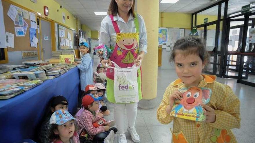 Alumnos de Catoira intercambiaron ayer libros por comida. // I. Abella