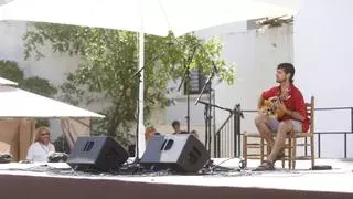 Los músicos callejeros muestran su arte en el Fuenseca: "Cuando toco mis propias obras la gente las valora mucho"