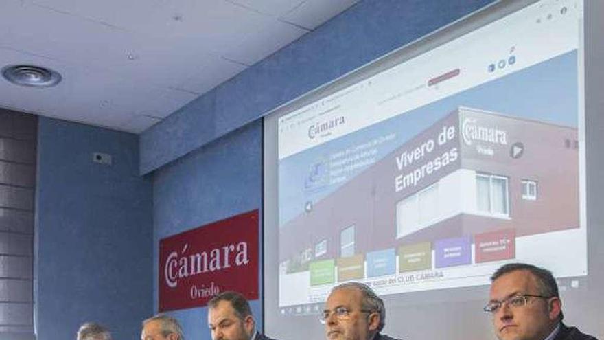 Por la izquierda, Ignacio Ruiz Latierro, Wenceslao López, Carlos Paniceres, José Manuel Ferreira y Joel García, ayer, durante la charla.