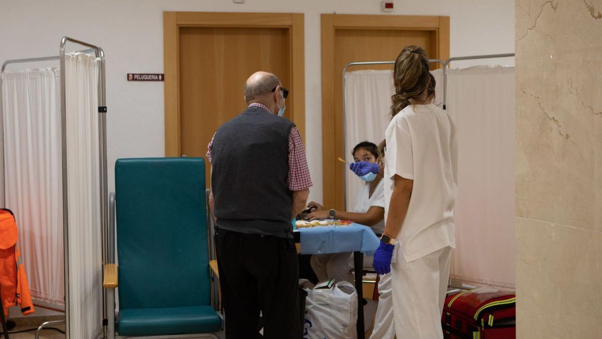 Una residencia de mayores de Zamora, durante la administración de las terceras dosis.