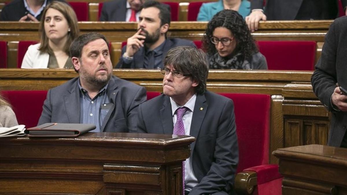 El 'president' Carles Puigdemont y el vicepresidente Oriol Junqueras, en el Parlament.