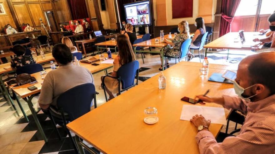 Imagen del pleno, con los concejales dispersos para prevenir el coronavirus