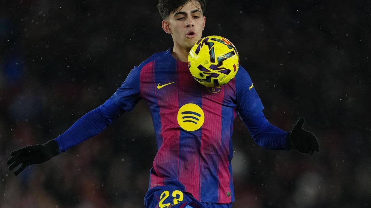 Marc Bernal en un partit amb el barça