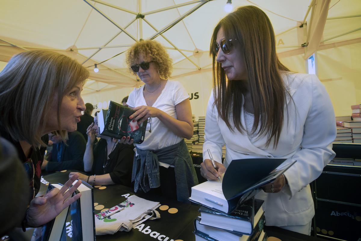 La escritora Dolores Redondo durante la firma de ejemplares durante el día de Sant Jordi en Barcelona este domingo