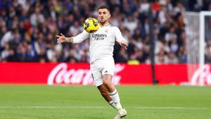 Dani Ceballos controla un balón en un partido de esta temporada con el Real Madrid.