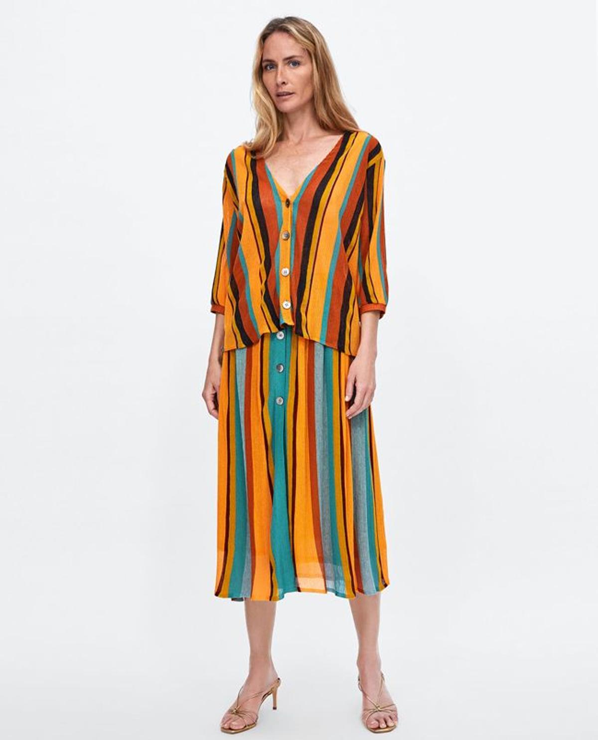 Moda 'timeless' de Zara: conjunto a rayas de colores.