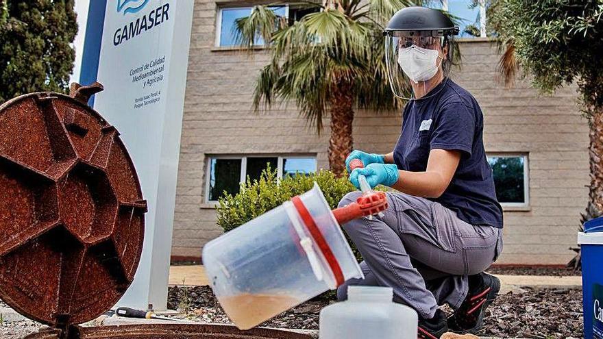 Un equipo, ayer, en las calles de València para recoger muestras de agua.