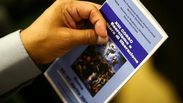 El Vaticano abre un curso de exorcismo por teléfono