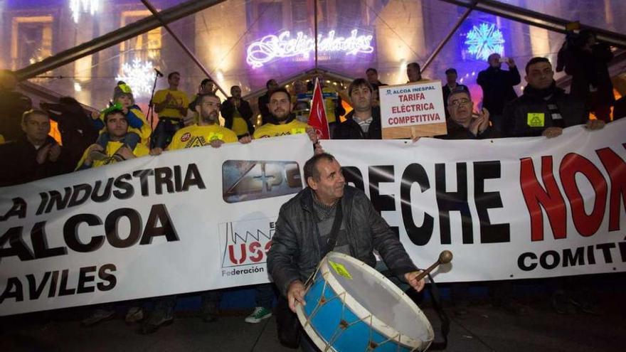 La delegación gallega, a la derecha, al final de la movilización de ayer, en la avilesina plaza del Parche. ricardo solís